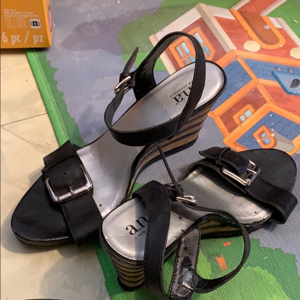 Black wedges
